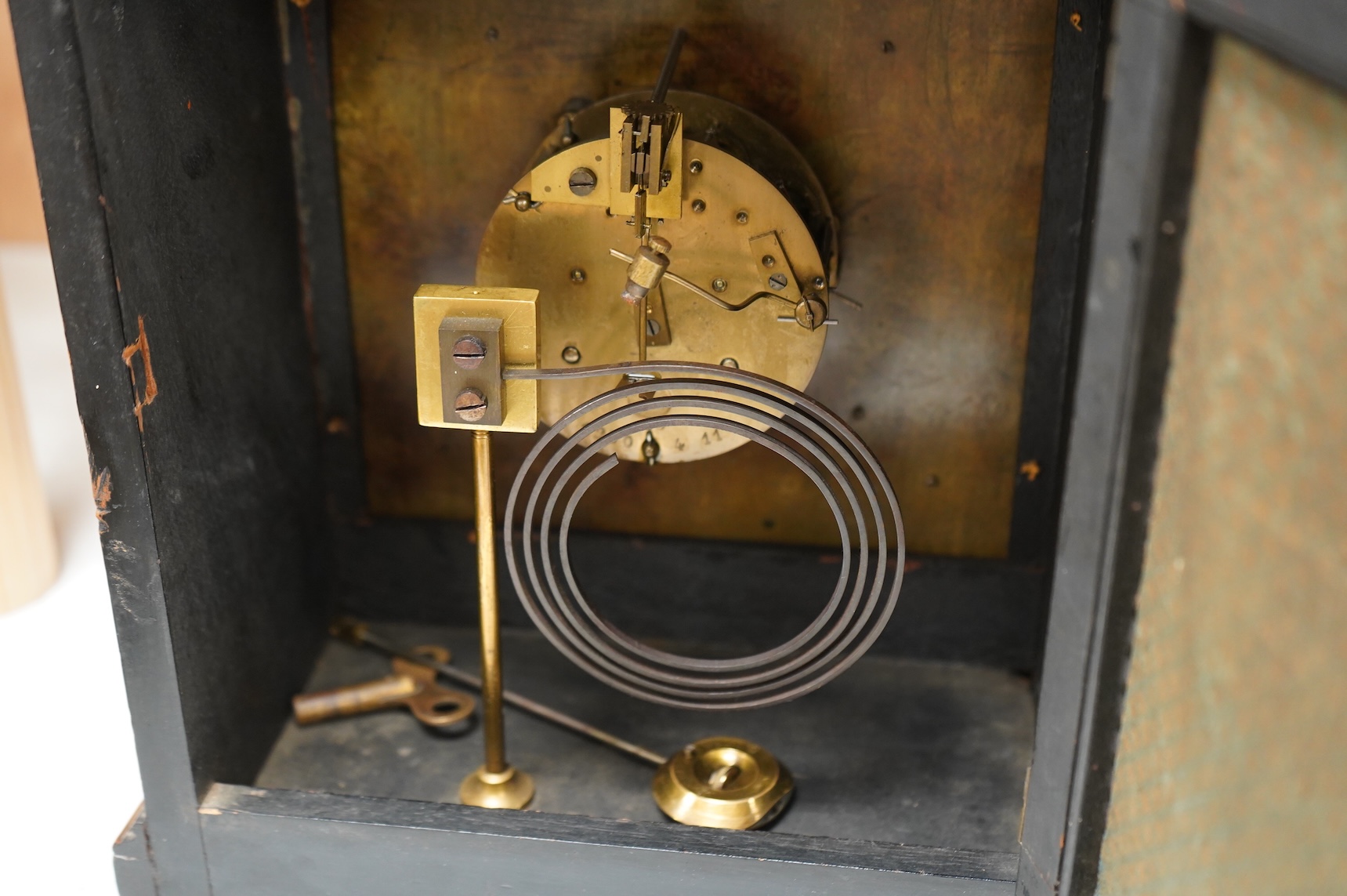 An early 20th century chinoiserie japanned mantel clock with keys and pendulum, 39cm high